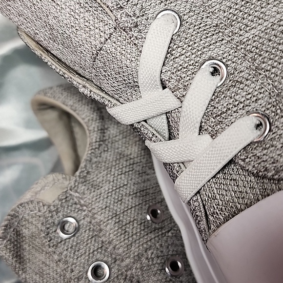 New- Little Girls Light Grey Canvas Converse with Pink Tongue Size 2 - Picture 4 of 7